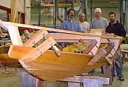 de Swampscott dory in aanbouw.
